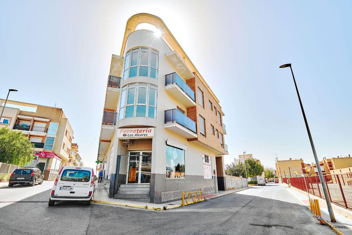 Apartamento de obra nueva en San Miguel de Salinas con piscina y vistas