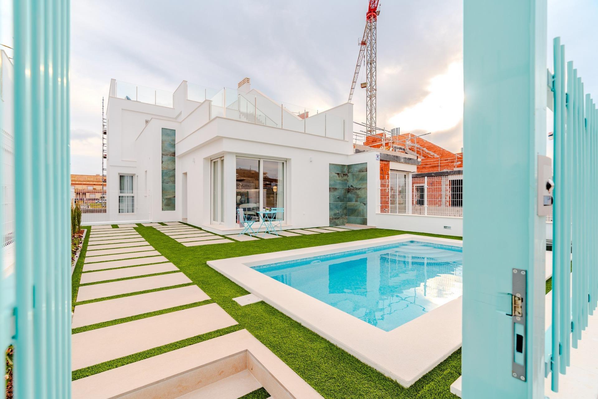 Villa Obra Nueva con Piscina Privada en Los Alcázares — 3 Dorm.