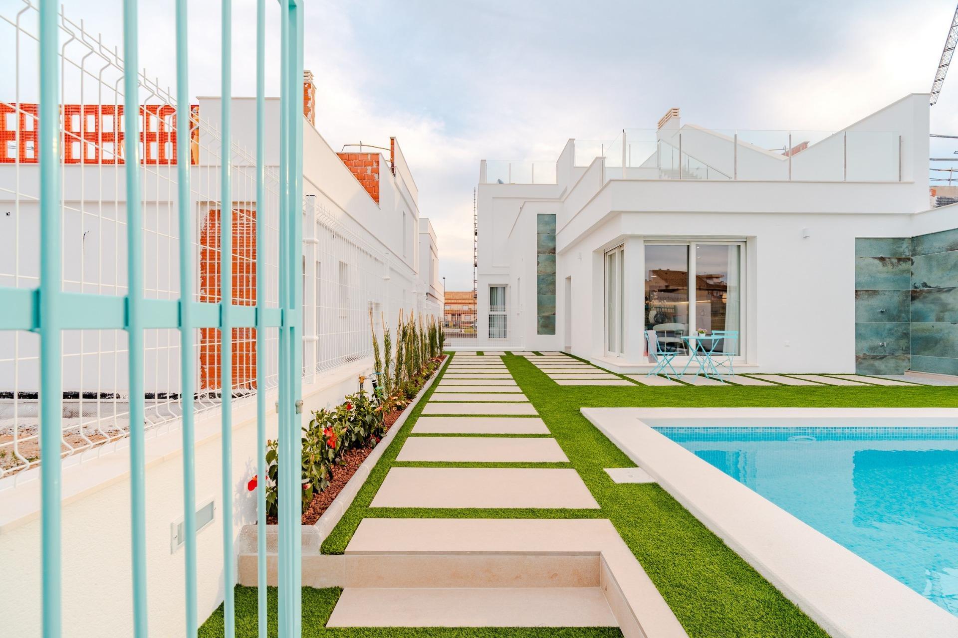 Villa Obra Nueva con Piscina Privada en Los Alcázares — 3 Dorm.