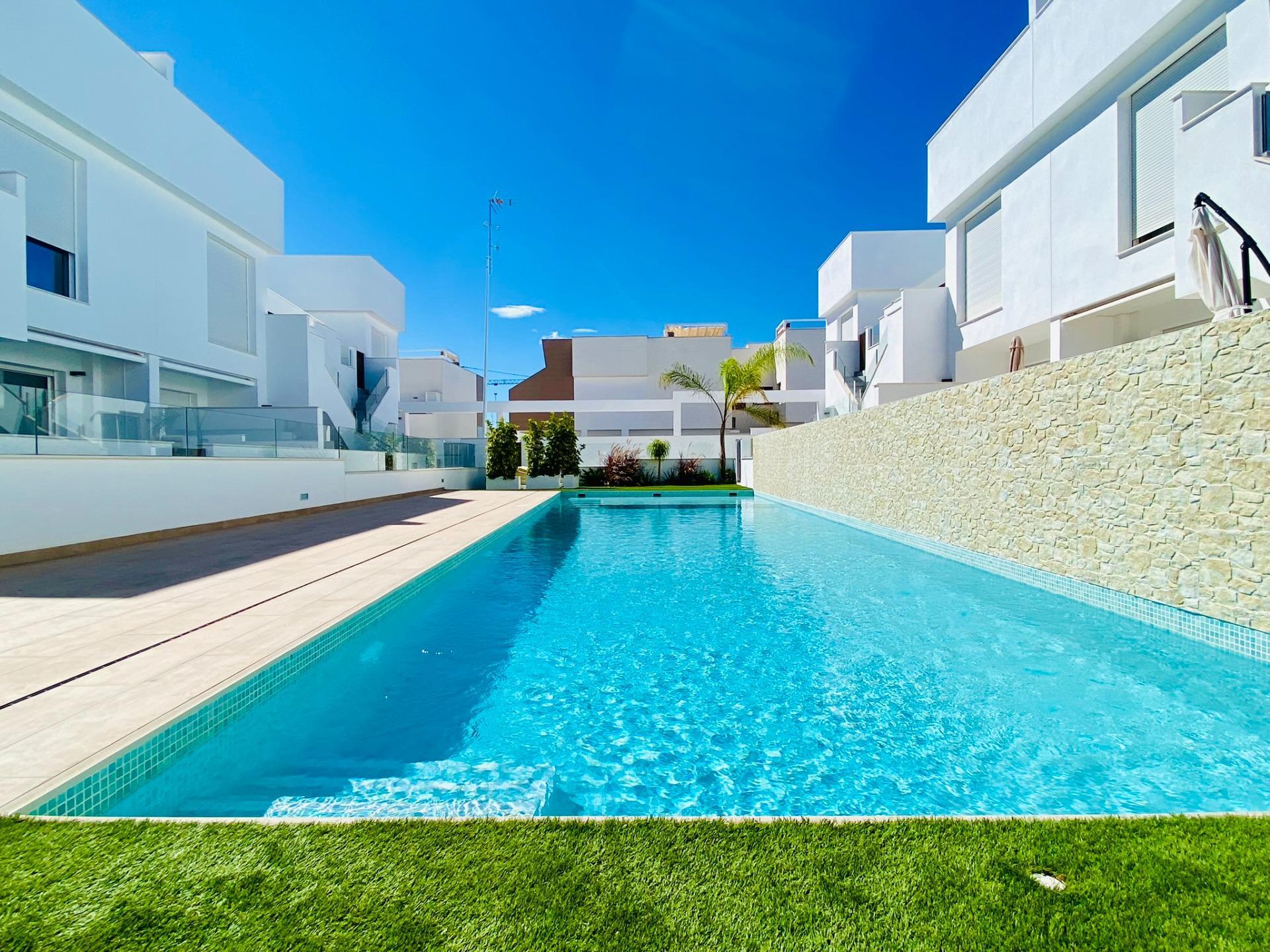 Bungalow Obra Nueva con Piscina Privada en Pilar de La Horadada — 3 Dorm.