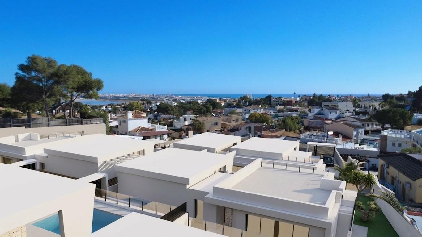 Villa Obra Nueva con Piscina Privada en Los Balcones, Torrevieja — 3 Dorm.