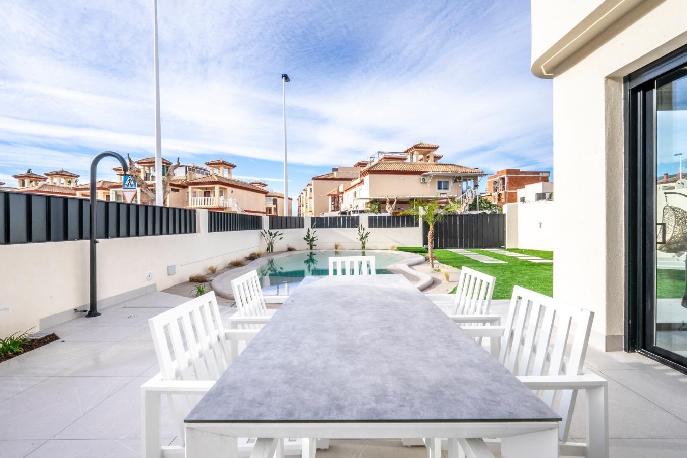 Villa obra nueva con piscina en Torre Pacheco — 3 dorm, 3 baños