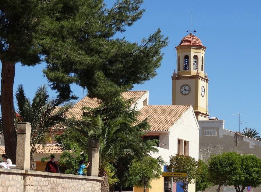 Villa obra nueva en La Romana con parcela de 10.000 m² y piscina