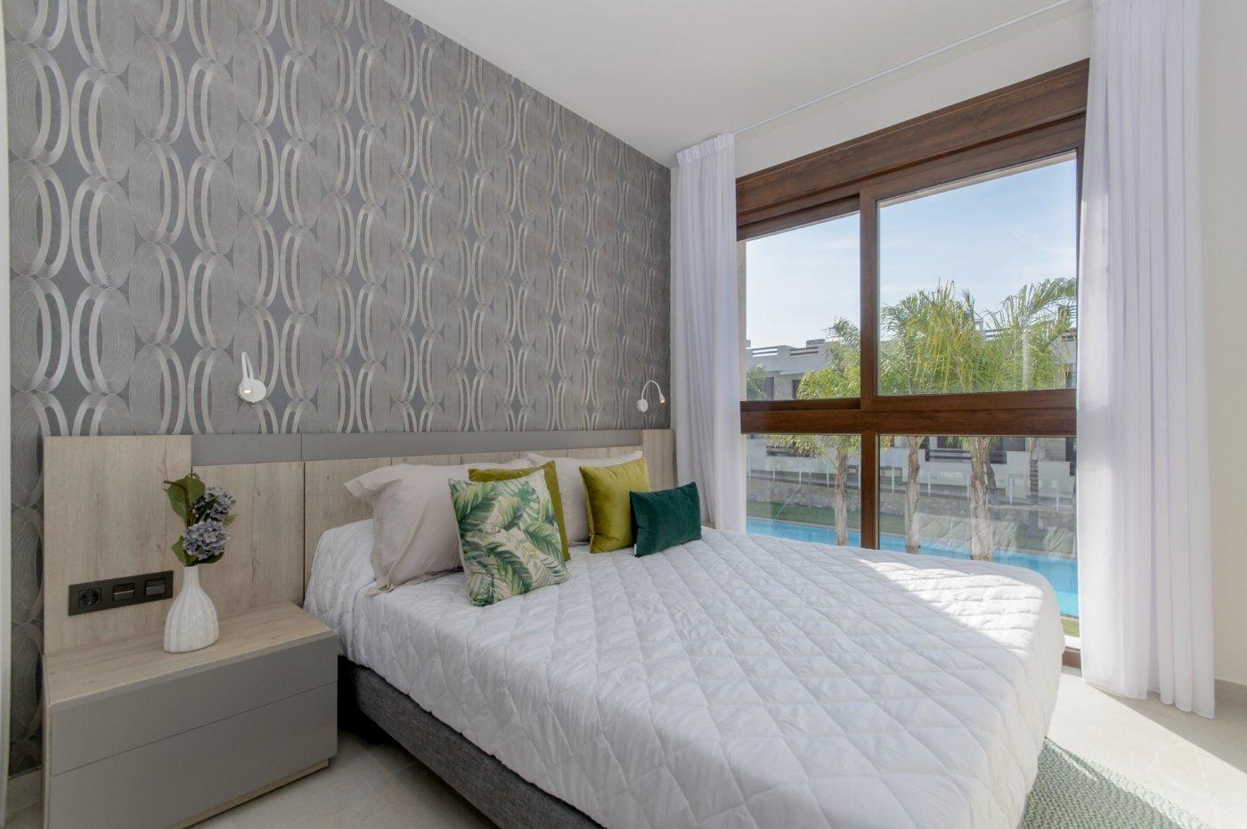 Chalet obra nueva con piscina privada en Torrevieja - ¡Tu hogar ideal!
