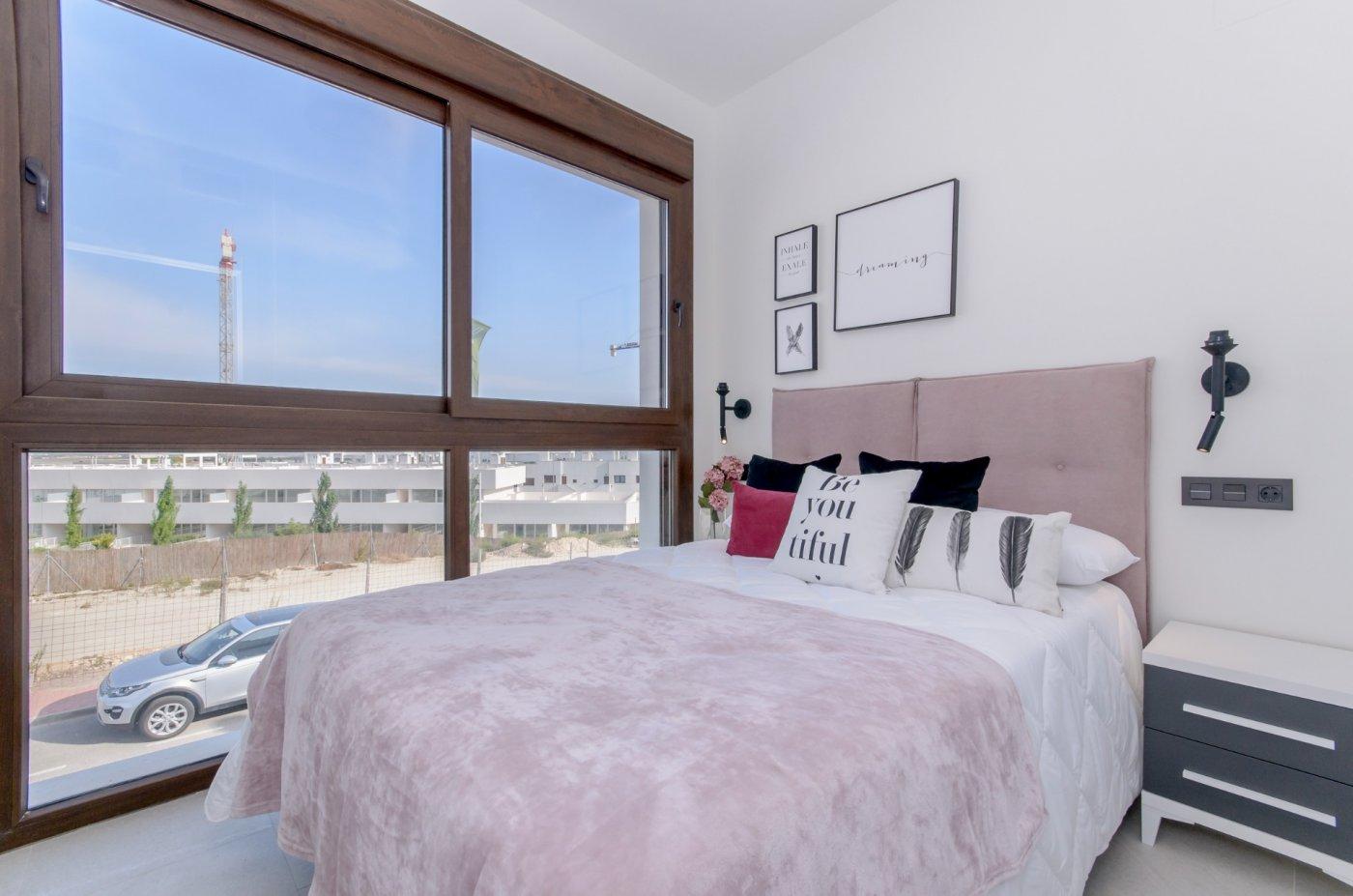 Chalet obra nueva con piscina privada en Torrevieja - ¡Tu hogar ideal!