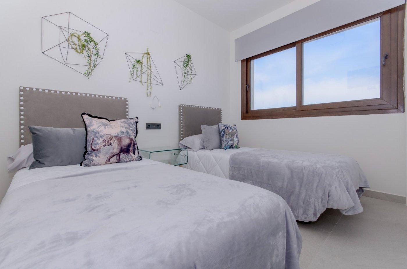 Chalet obra nueva con piscina privada en Torrevieja - ¡Tu hogar ideal!