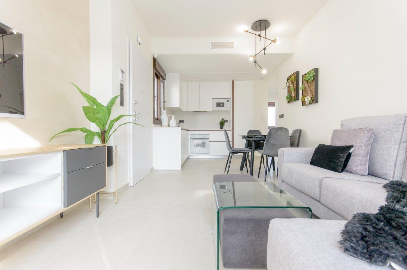 Chalet obra nueva con piscina privada en Torrevieja - ¡Tu hogar ideal!