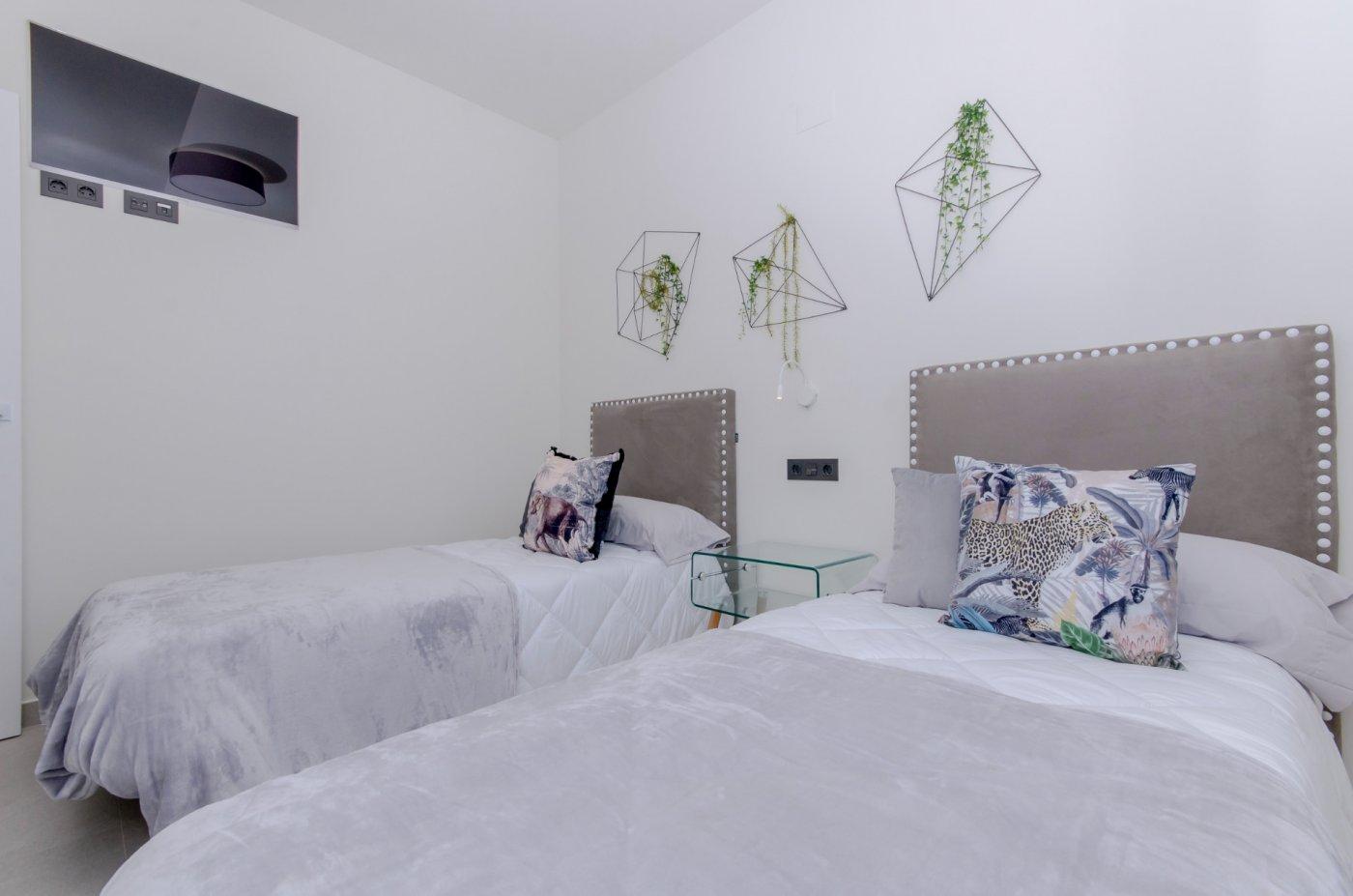 Chalet obra nueva con piscina privada en Torrevieja - ¡Tu hogar ideal!