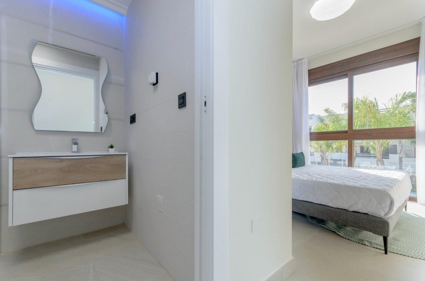 Chalet obra nueva con piscina privada en Torrevieja - ¡Tu hogar ideal!