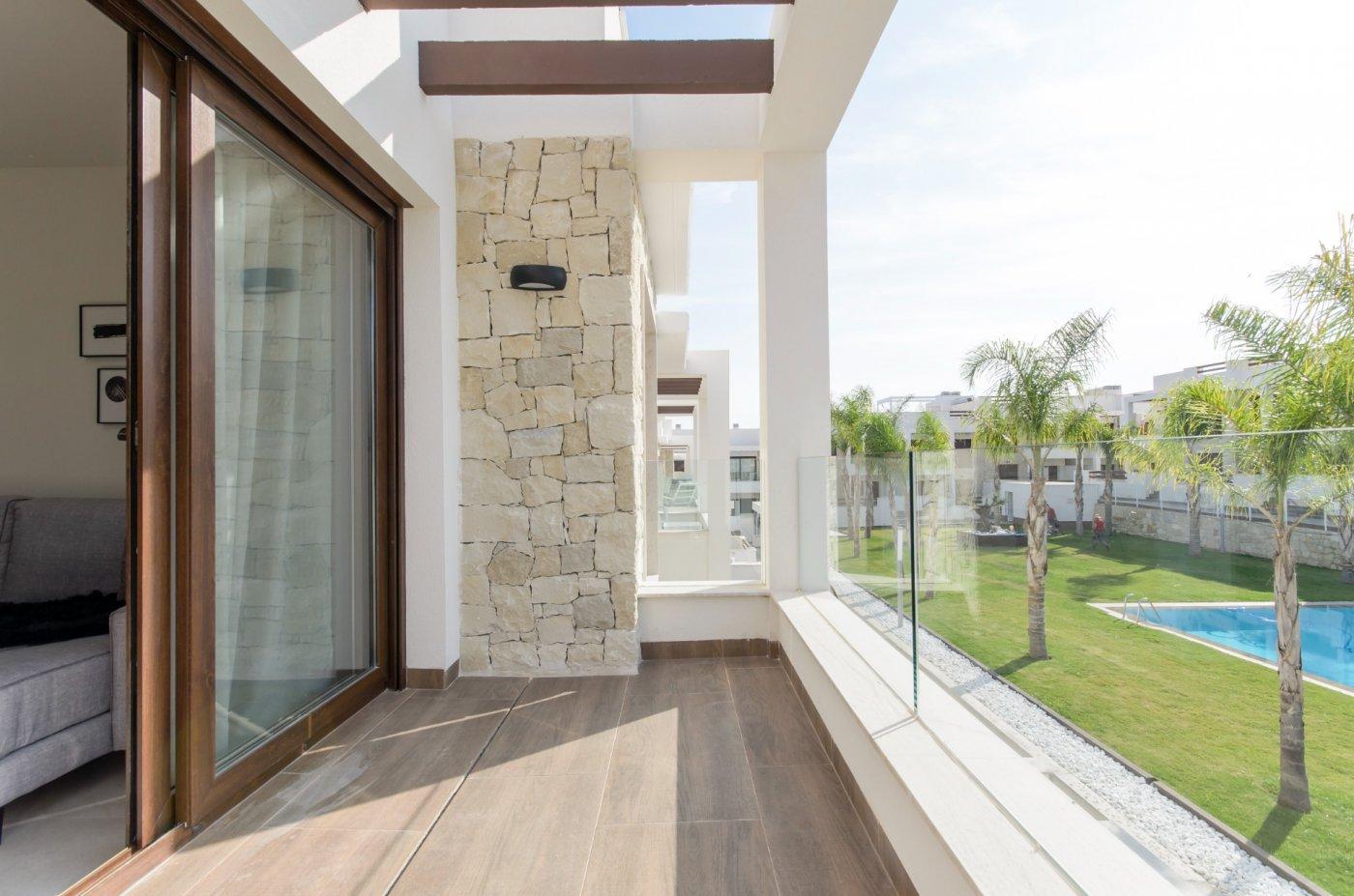 Chalet obra nueva con piscina privada en Torrevieja - ¡Tu hogar ideal!
