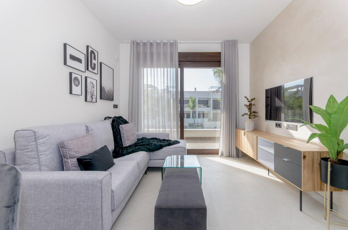 Chalet obra nueva con piscina privada en Torrevieja - ¡Tu hogar ideal!