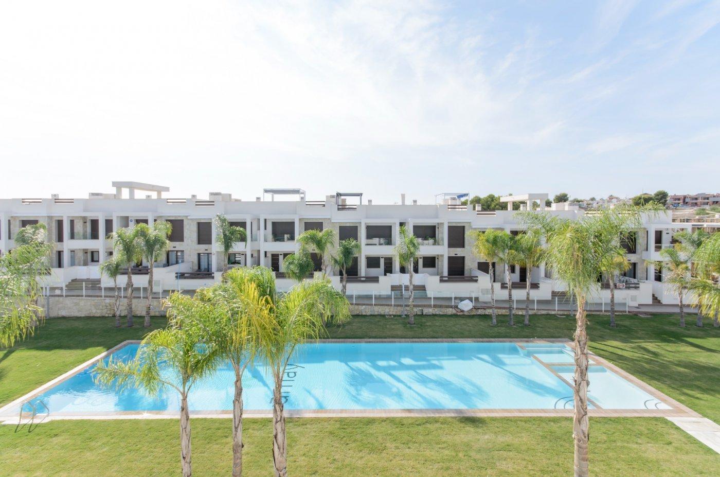 Chalet obra nueva con piscina privada en Torrevieja - ¡Tu hogar ideal!