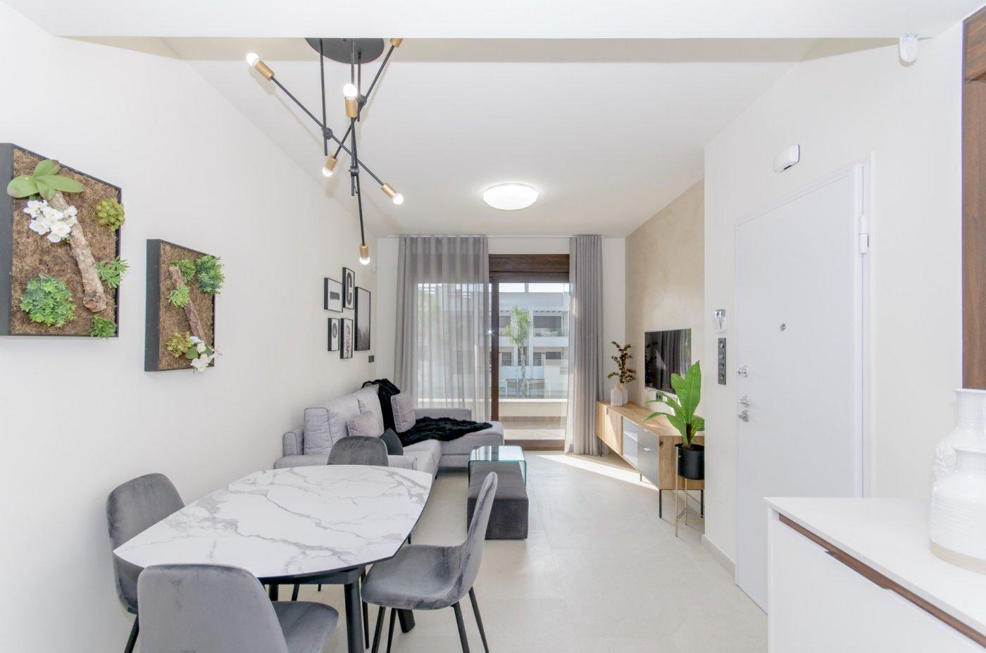 Chalet obra nueva con piscina privada en Torrevieja - ¡Tu hogar ideal!