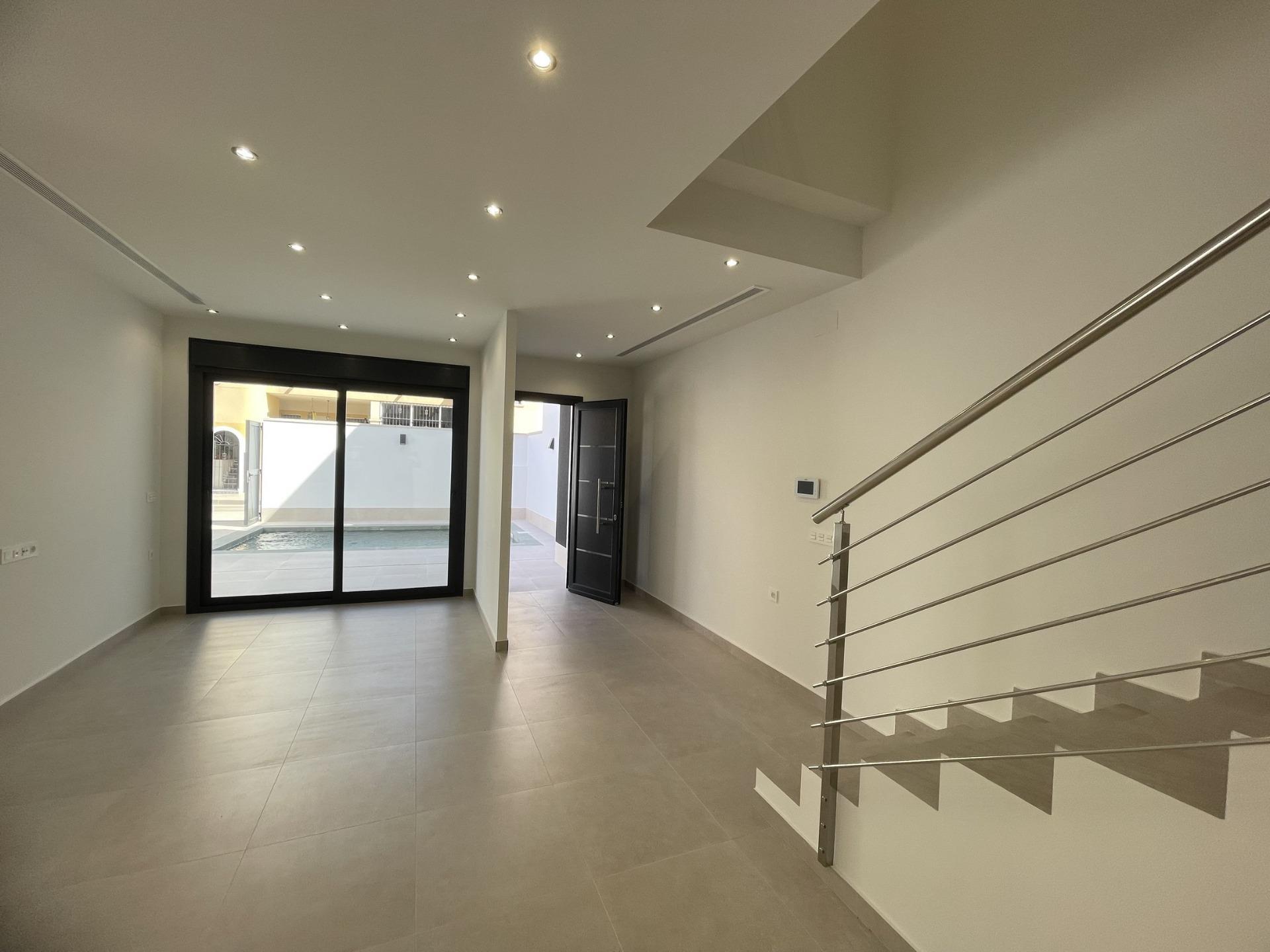 Villa Nueva con Piscina en Almoradí — Hogar de Lujo en Costa Blanca