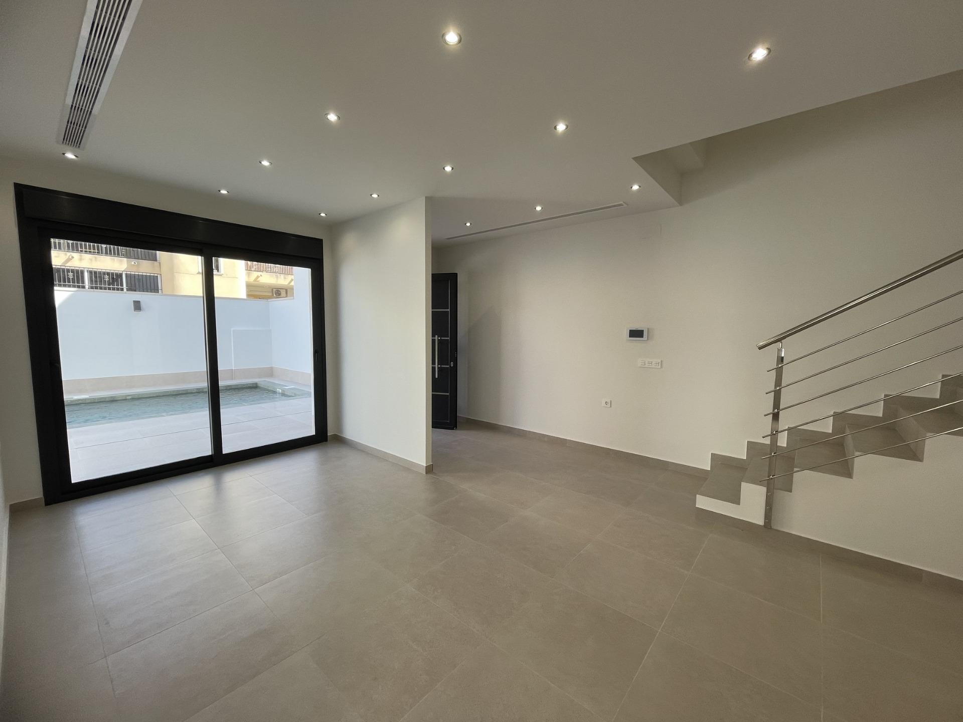 Villa Nueva con Piscina en Almoradí — Hogar de Lujo en Costa Blanca