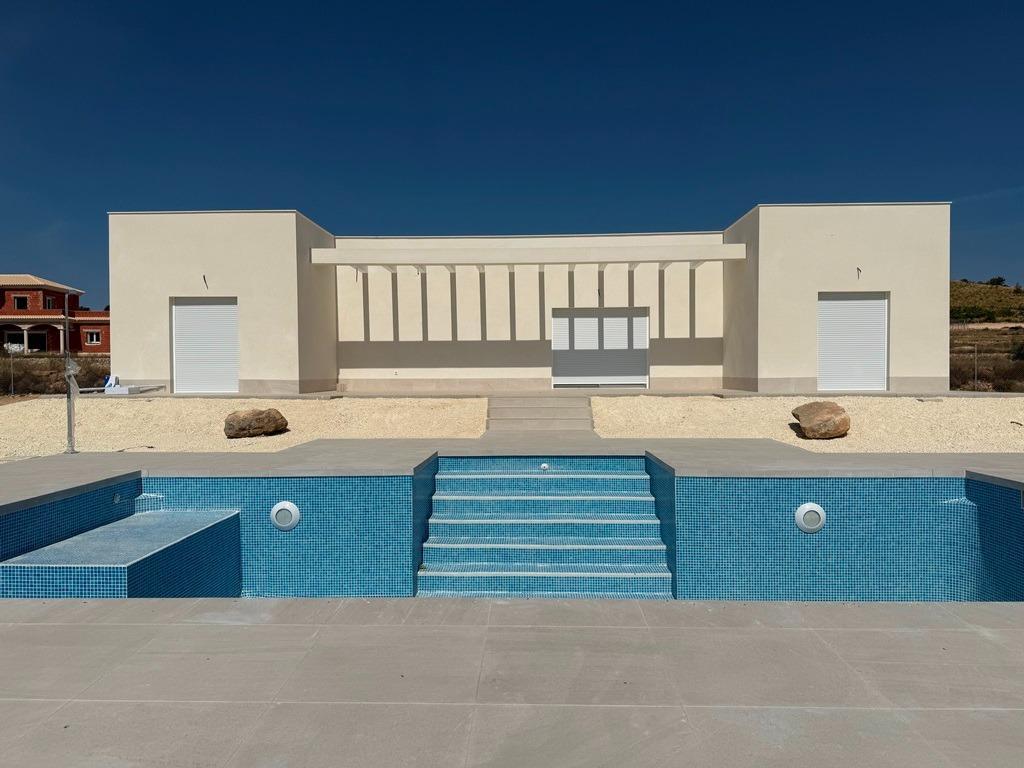 Villa Obra Nueva 3 Hab con Piscina en Pinoso — Tu Hogar Definitivo