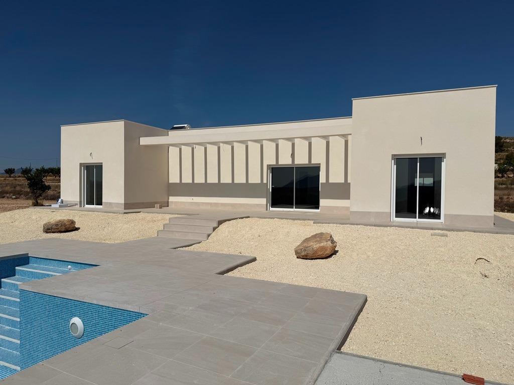 Villa Obra Nueva 3 Hab con Piscina en Pinoso — Tu Hogar Definitivo