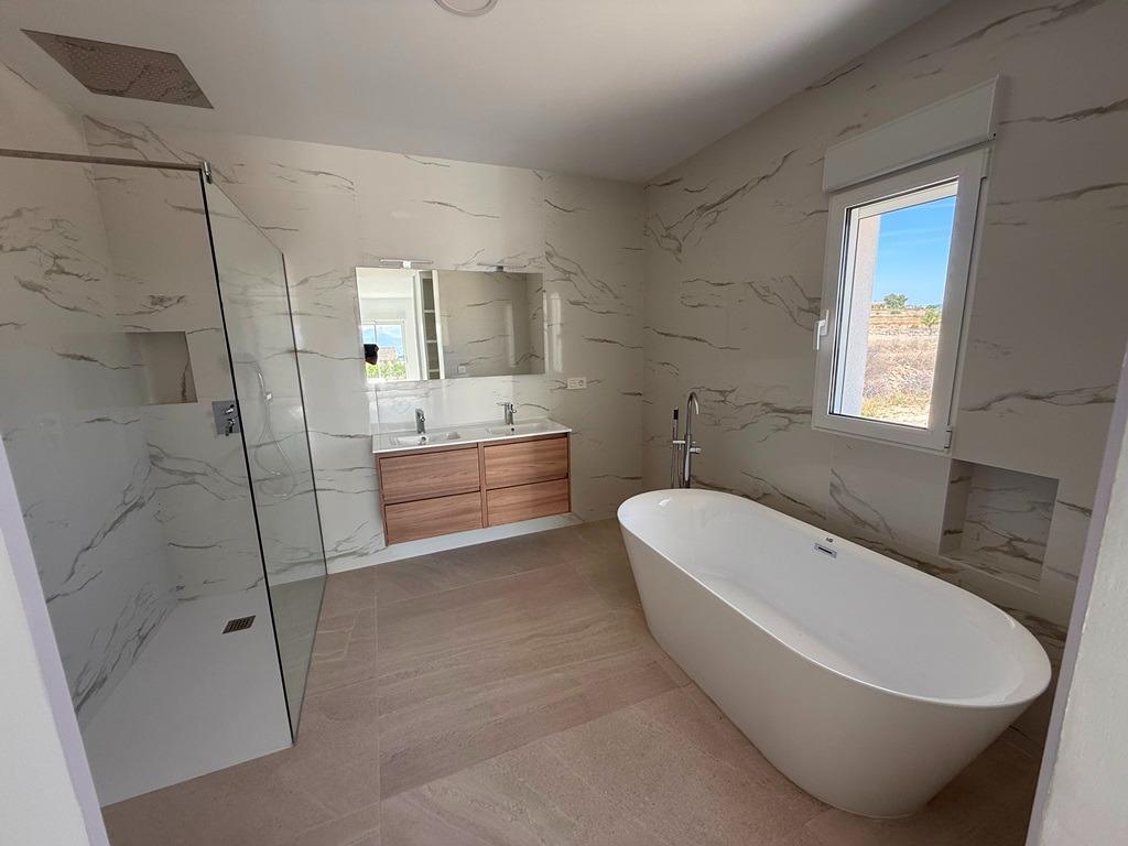 Villa Obra Nueva 3 Hab con Piscina en Pinoso — Tu Hogar Definitivo