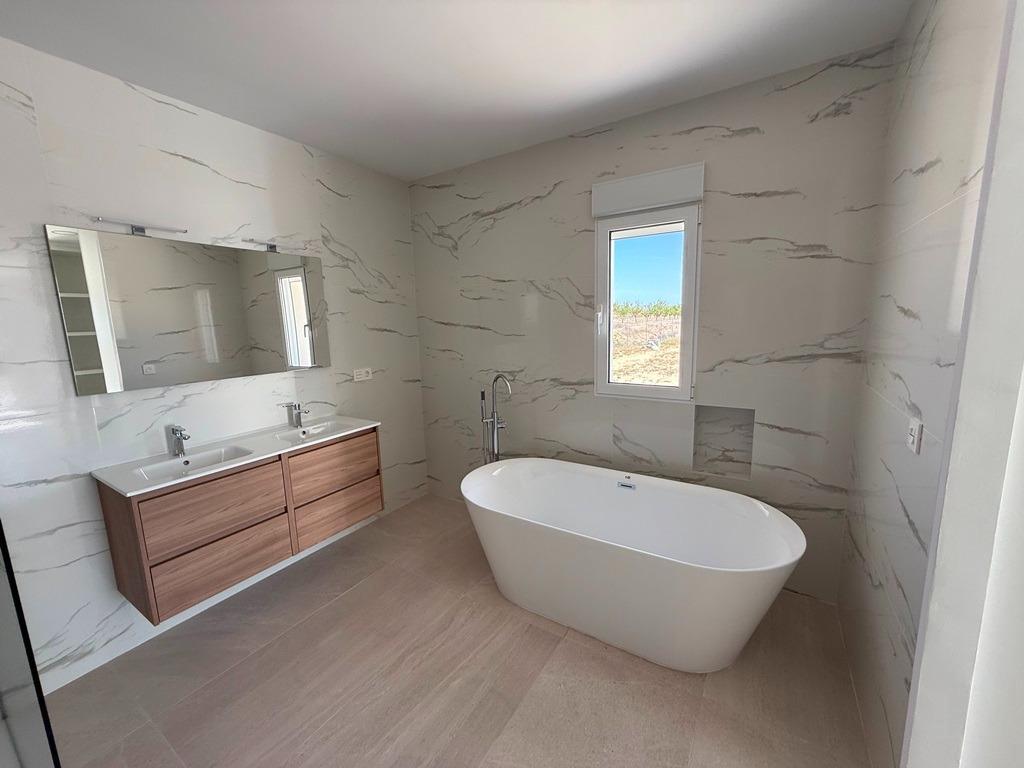 Villa Obra Nueva 3 Hab con Piscina en Pinoso — Tu Hogar Definitivo