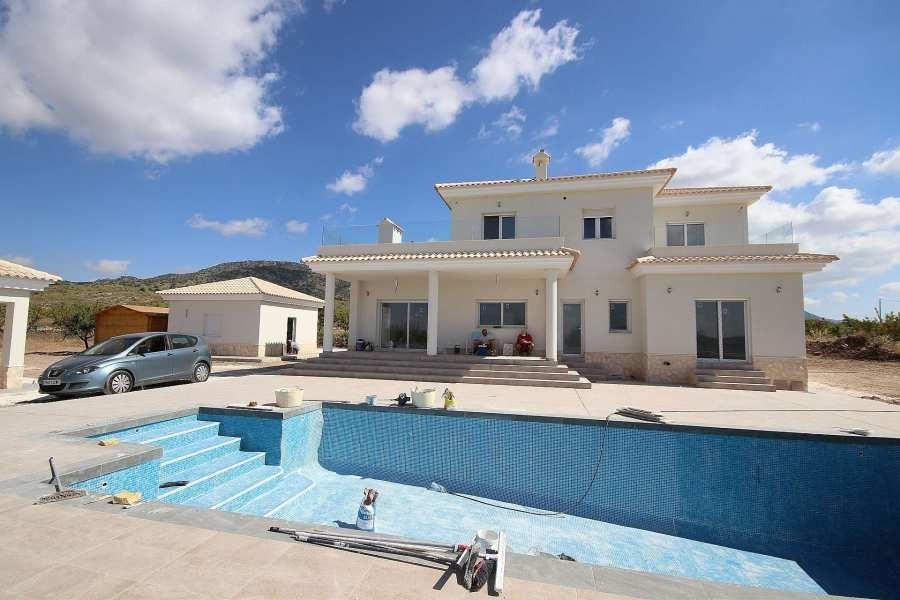 Villa obra nueva en Pinoso (Alicante) con piscina privada — 4 dorm, 10.000m² parcela