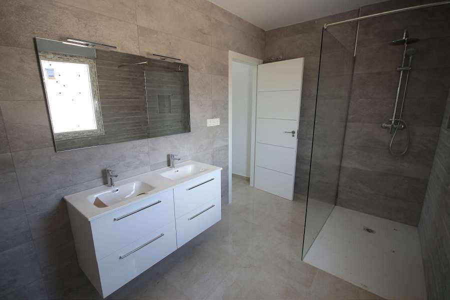 Villa obra nueva en Pinoso (Alicante) con piscina privada — 4 dorm, 10.000m² parcela