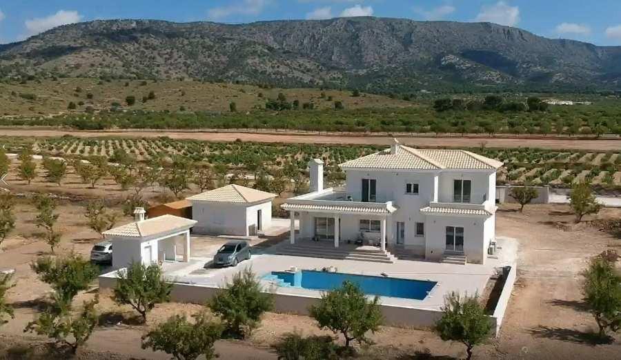 Villa obra nueva en Pinoso (Alicante) con piscina privada — 4 dorm, 10.000m² parcela