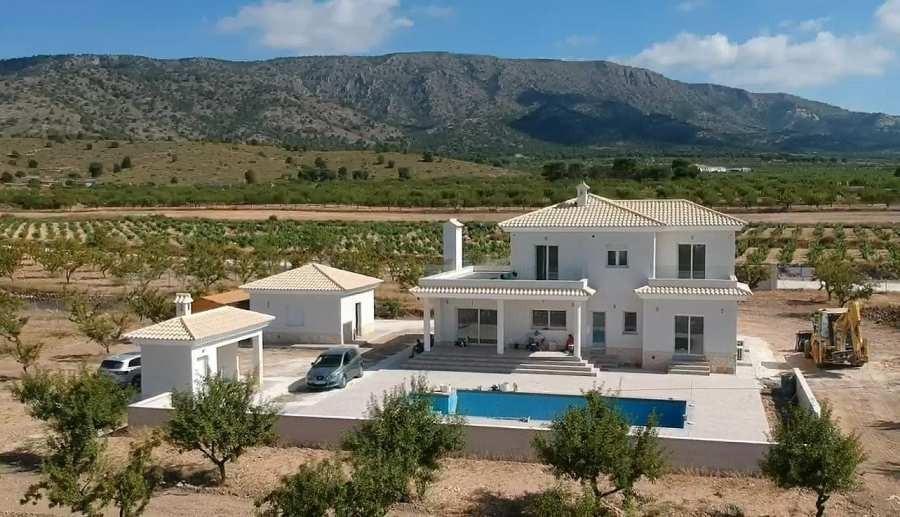 Villa obra nueva en Pinoso (Alicante) con piscina privada — 4 dorm, 10.000m² parcela