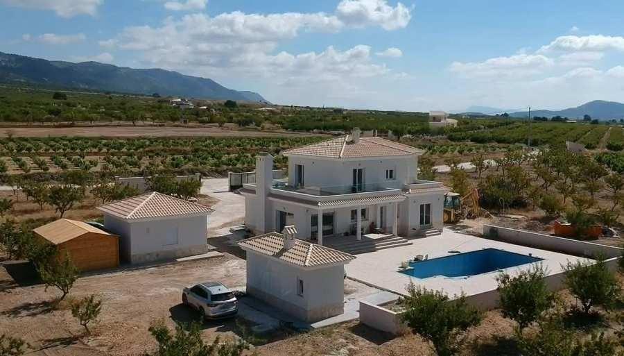 Villa obra nueva en Pinoso (Alicante) con piscina privada — 4 dorm, 10.000m² parcela