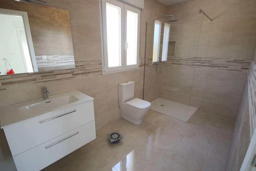 Villa obra nueva en Pinoso (Alicante) con piscina privada — 4 dorm, 10.000m² parcela