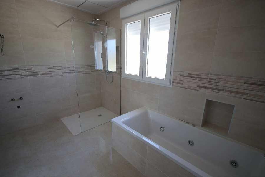 Villa obra nueva en Pinoso (Alicante) con piscina privada — 4 dorm, 10.000m² parcela