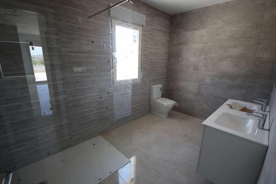 Villa obra nueva en Pinoso (Alicante) con piscina privada — 4 dorm, 10.000m² parcela