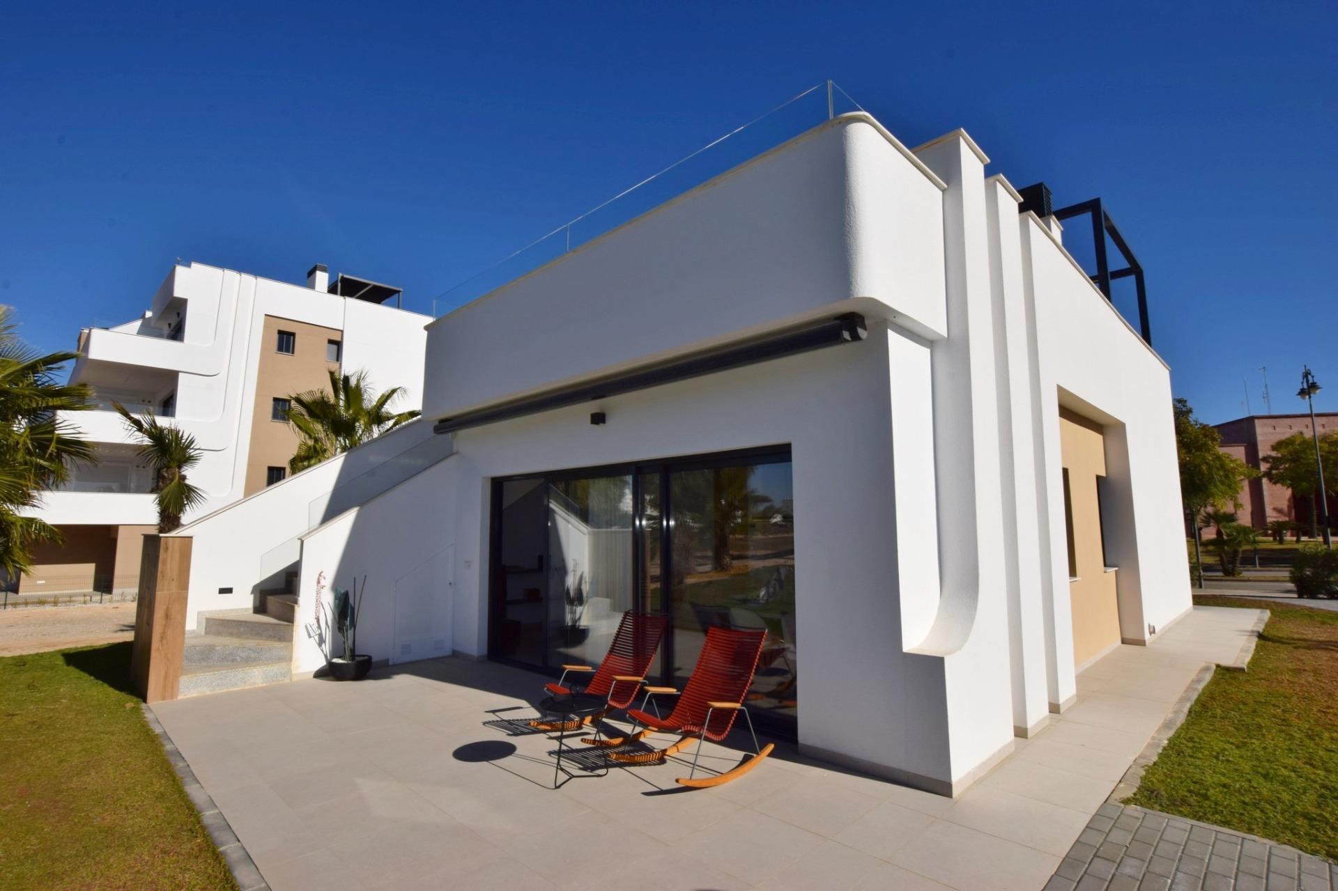 Villa Nueva con Piscina Privada en Alhama de Murcia — 3 Dorm.
