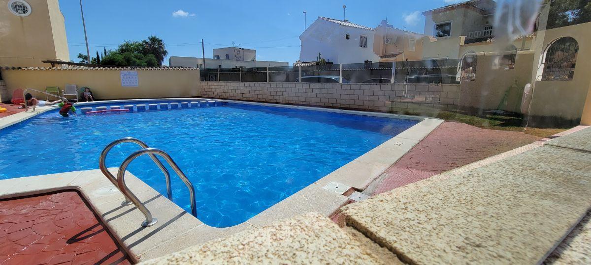 Apartamento con Vistas al Mar en Lomas de Cabo Roig — Piscina Comunitaria