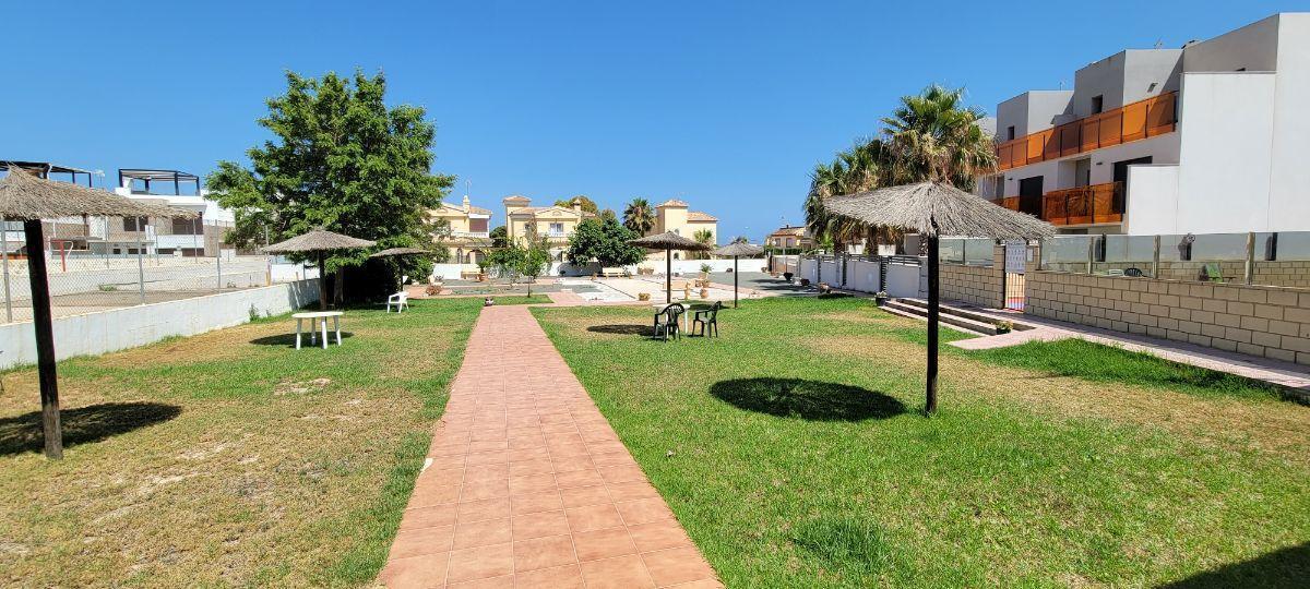 Apartamento con Vistas al Mar en Lomas de Cabo Roig — Piscina Comunitaria