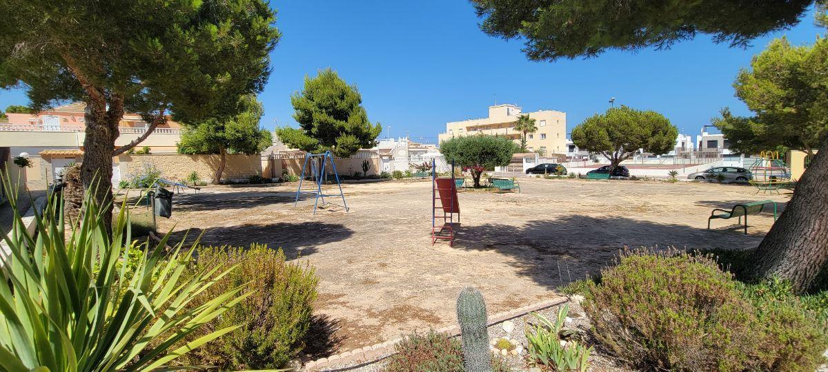 Apartamento con Vistas al Mar en Lomas de Cabo Roig — Piscina Comunitaria