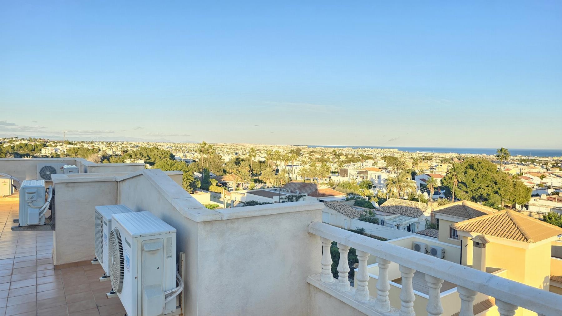 Apartamento con Vistas al Mar en Lomas de Cabo Roig — Piscina Comunitaria
