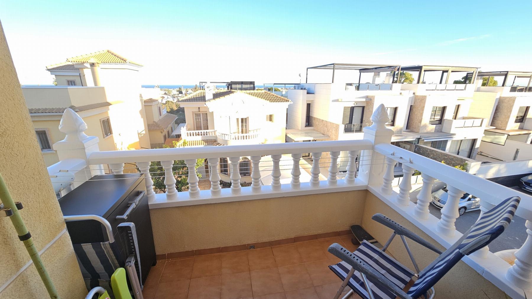 Apartamento con Vistas al Mar en Lomas de Cabo Roig — Piscina Comunitaria