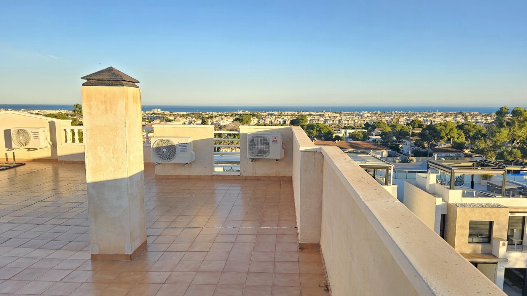 Apartamento con Vistas al Mar en Lomas de Cabo Roig — Piscina Comunitaria