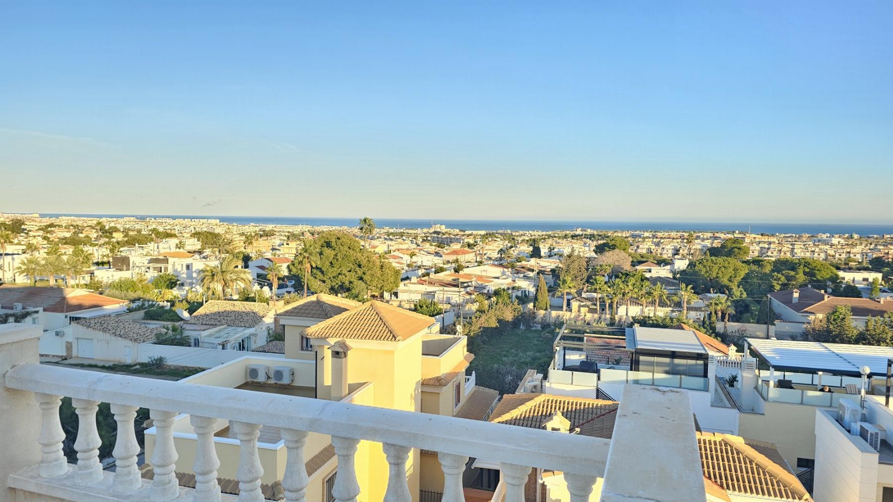 Apartamento con Vistas al Mar en Lomas de Cabo Roig — Piscina Comunitaria