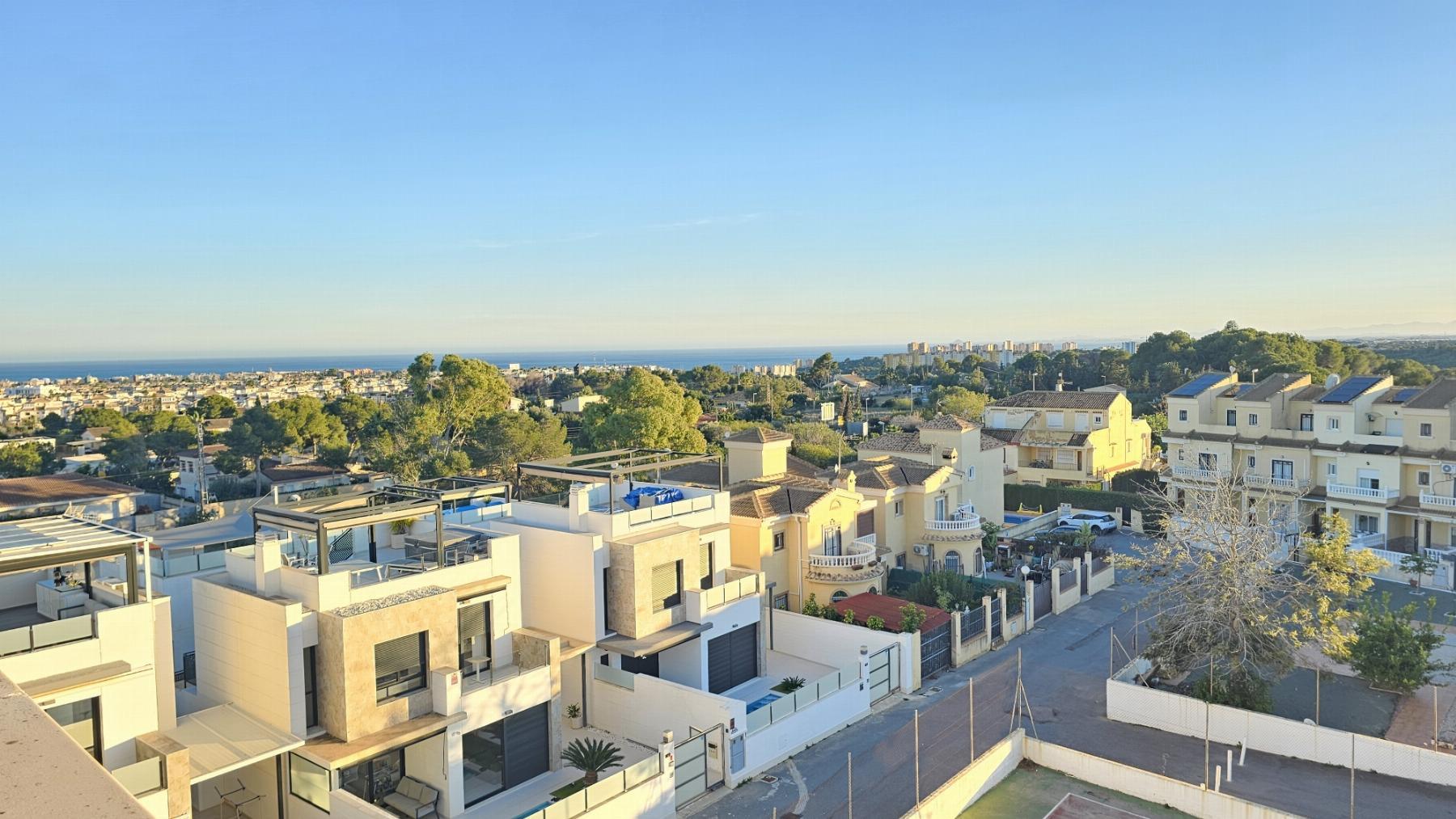Apartamento con Vistas al Mar en Lomas de Cabo Roig — Piscina Comunitaria
