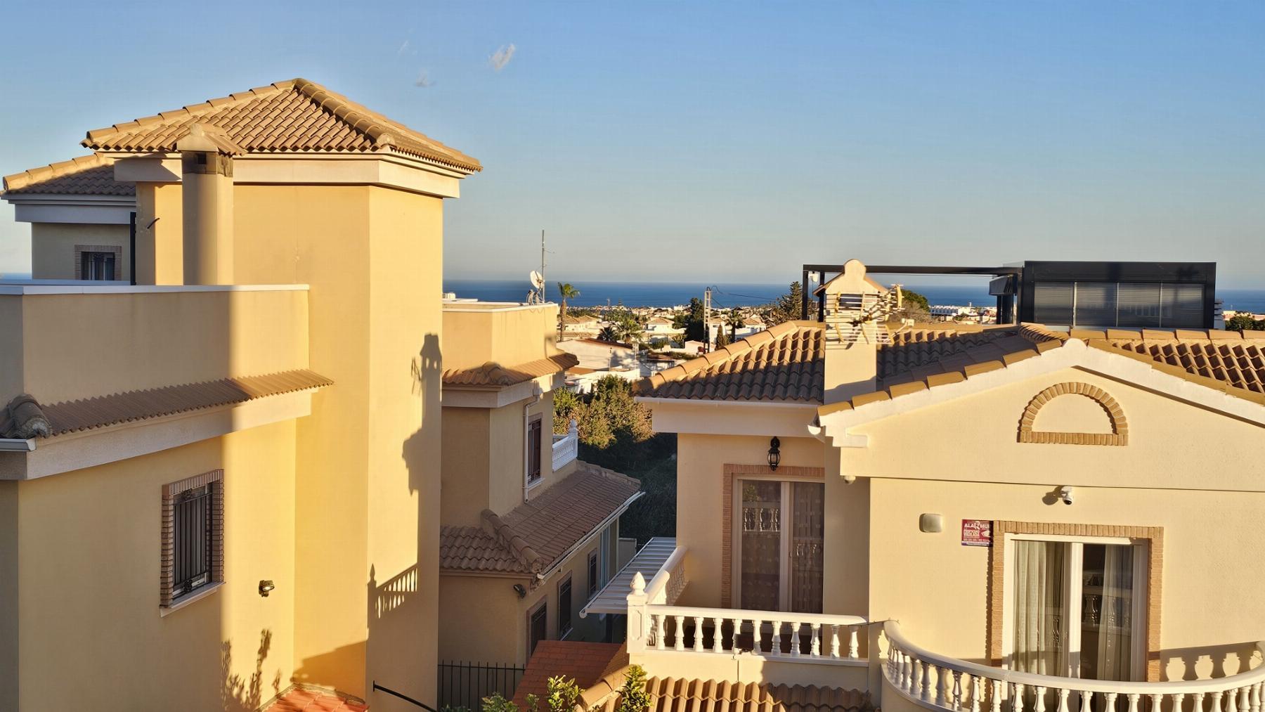 Apartamento con Vistas al Mar en Lomas de Cabo Roig — Piscina Comunitaria