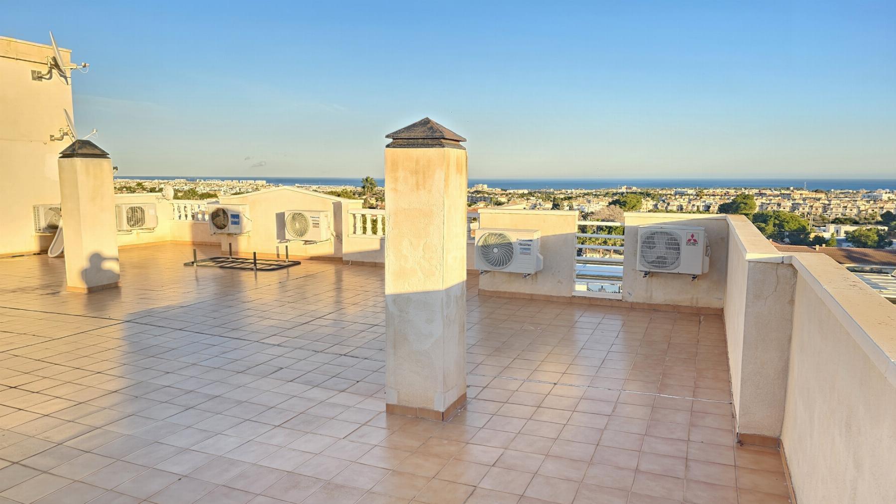 Apartamento con Vistas al Mar en Lomas de Cabo Roig — Piscina Comunitaria