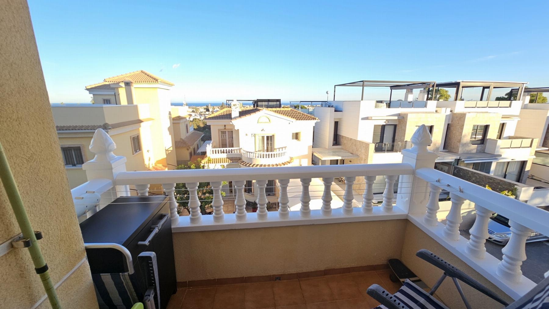 Apartamento con Vistas al Mar en Lomas de Cabo Roig — Piscina Comunitaria