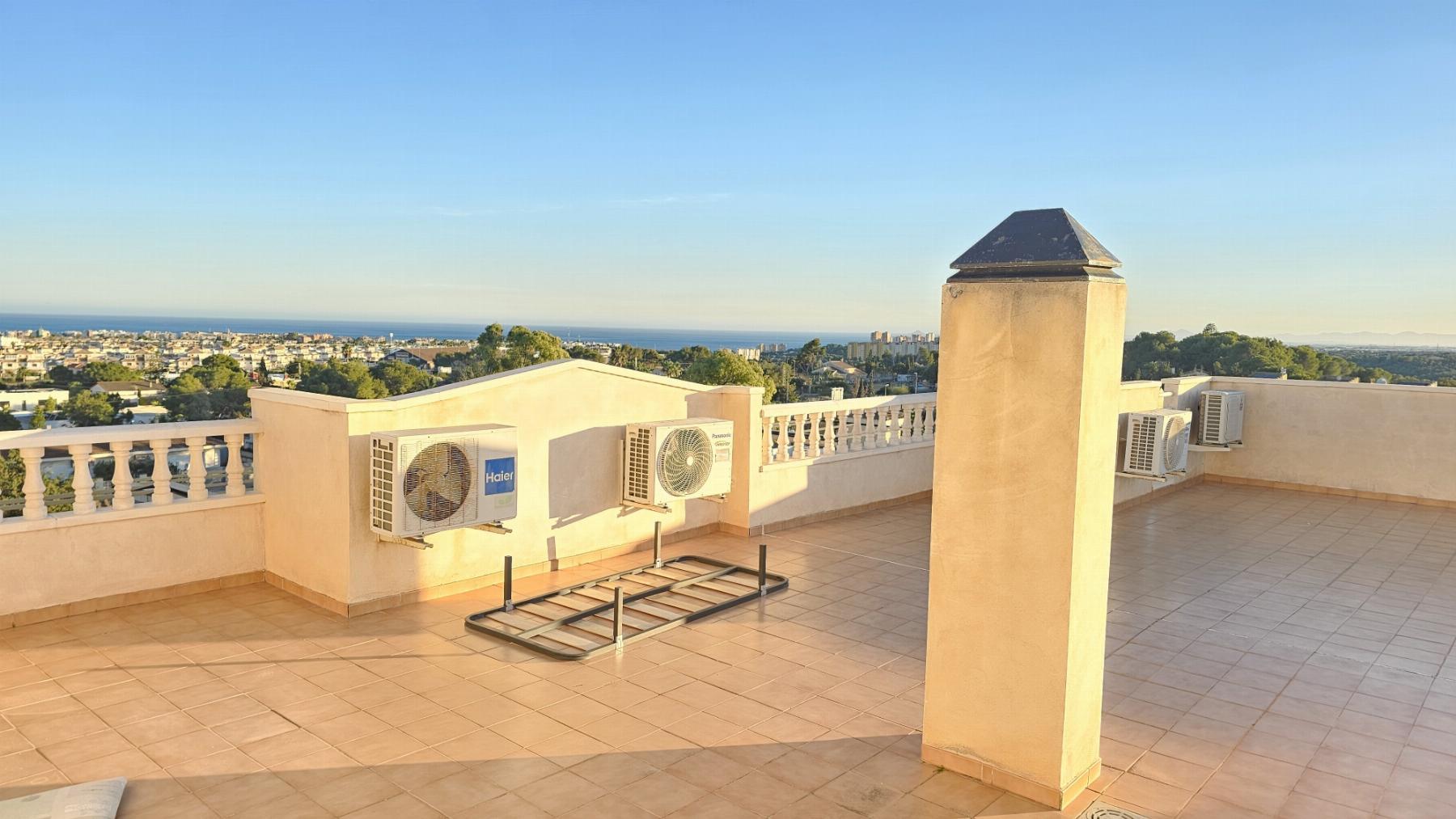 Apartamento con Vistas al Mar en Lomas de Cabo Roig — Piscina Comunitaria
