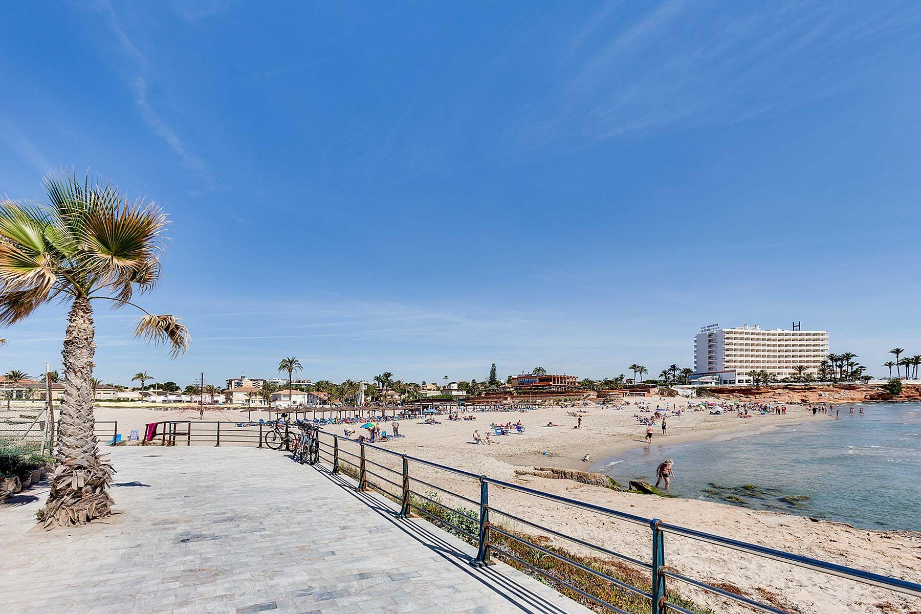 Villa obra nueva con piscina privada en Orihuela Costa — Lujo mediterráneo