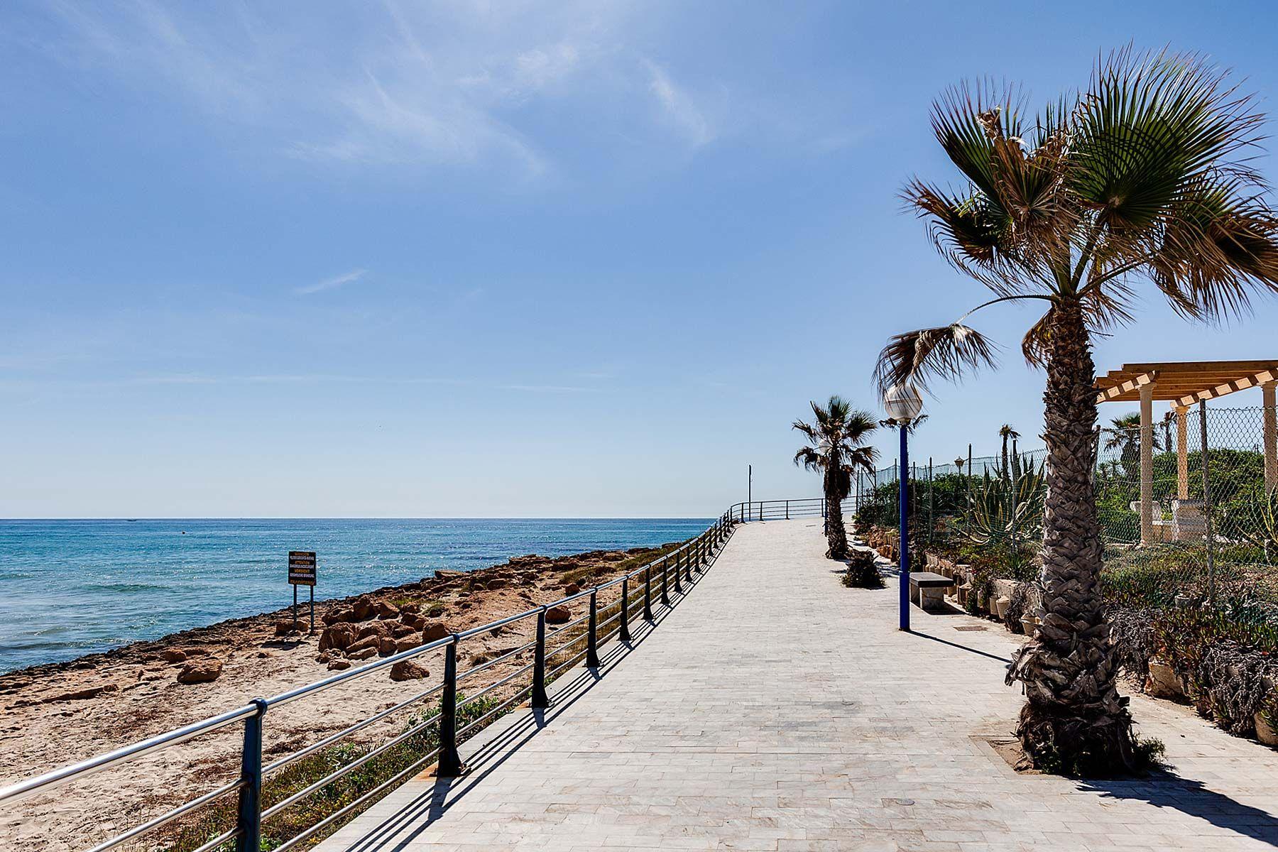 Villa obra nueva con piscina privada en Orihuela Costa — Lujo mediterráneo