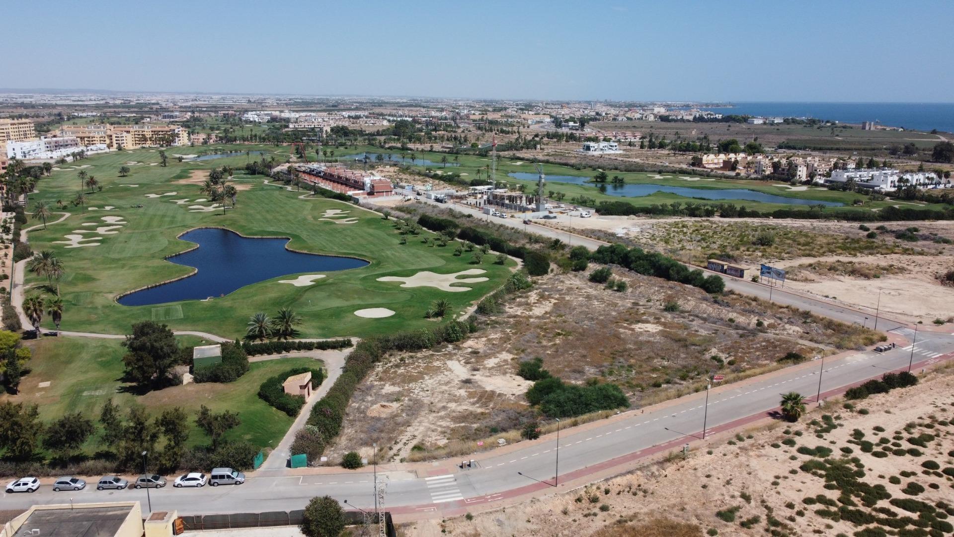 Villa obra nueva con piscina en Los Alcázares — 3 hab