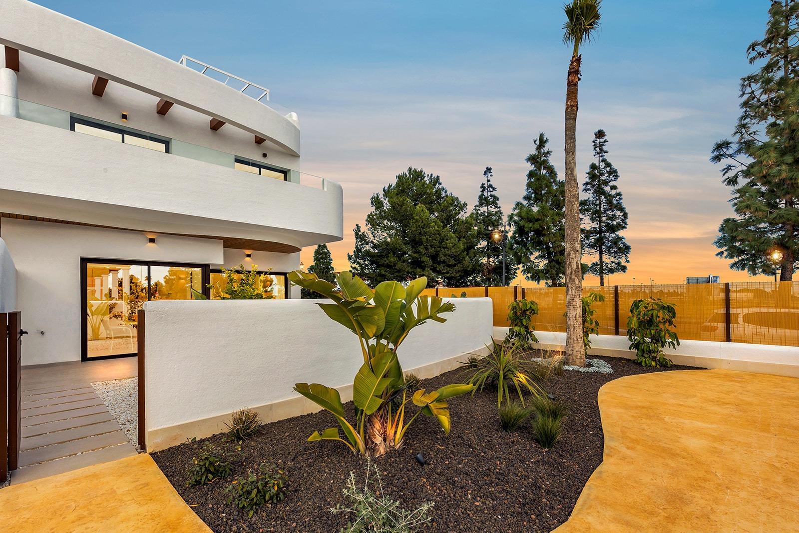 Chalet obra nueva en Los Alcázares con piscina privada — 3 dorm.