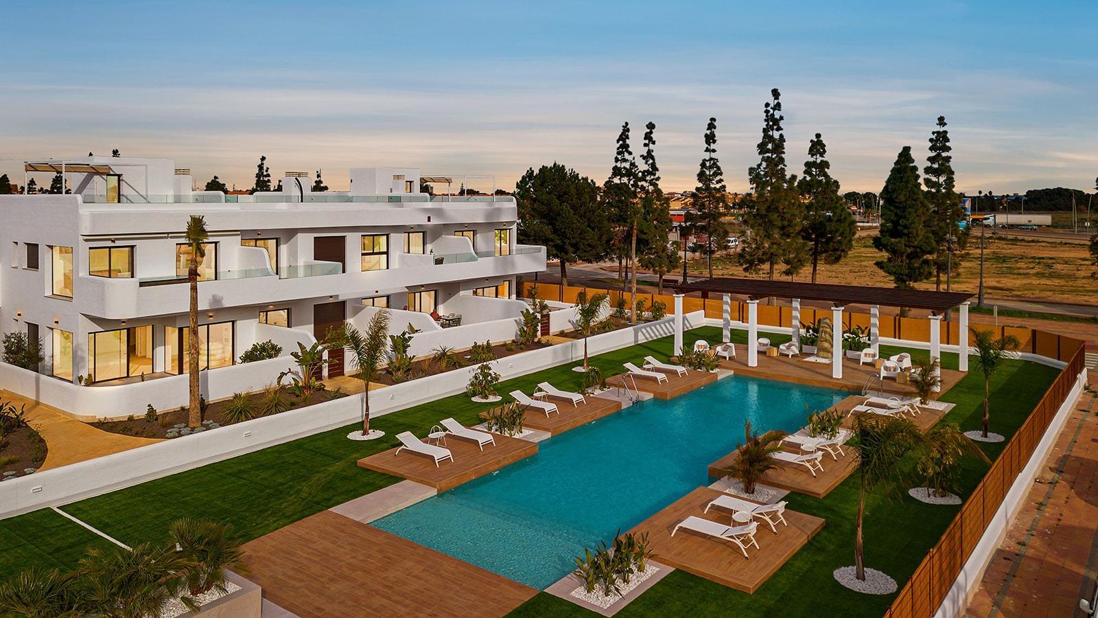Chalet obra nueva en Los Alcázares con piscina privada — 3 dorm.