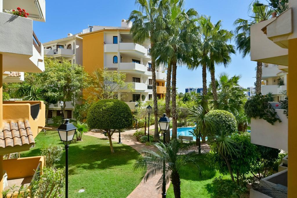 Apartamento con piscina privada en Punta Prima, Torrevieja — 115m²